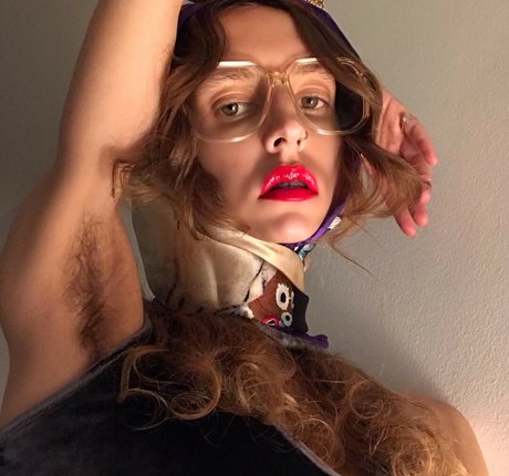 Naakte gelekte OnlyFans-foto van Hairy Women