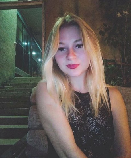 A_tendergirl_vialeti