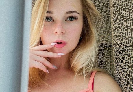 A_tendergirl_vialeti