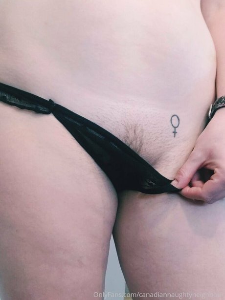 Foto desnuda filtrada de OnlyFans de Canadiannaughtyneighbour