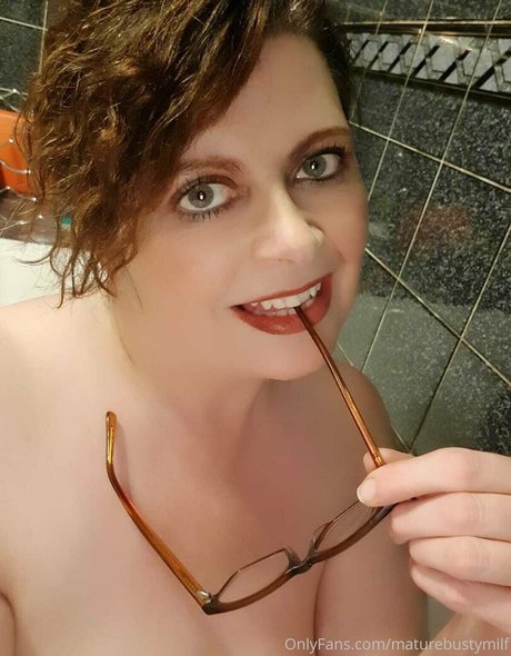 Maturebustymom