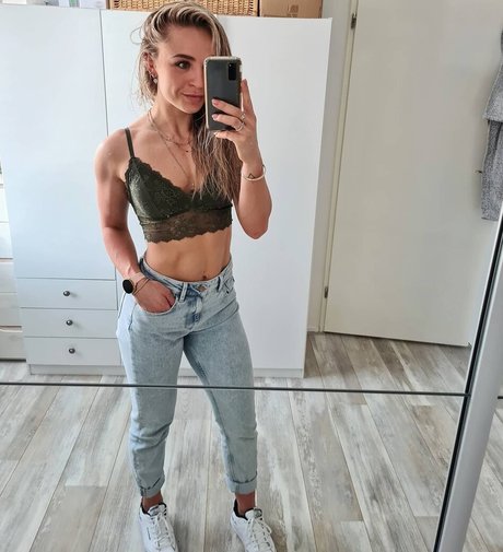 Naakte gelekte OnlyFans-foto van Larissa Van Meerten