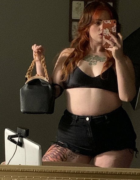 Naakte gelekte OnlyFans-foto van Adorabellyfree