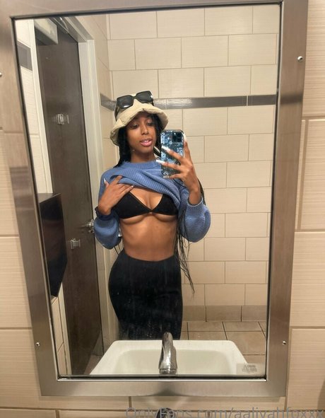 Naken lekkede OnlyFans-bilde av Aaliyahfoxxx