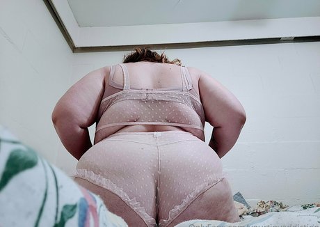 Nahá fotka uniklých OnlyFans od Yourtinyaddiction