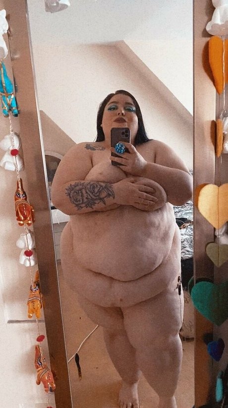 Naken lekkede OnlyFans-bilde av Sweetaspeachesss